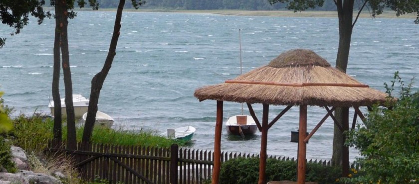 Wypoczynek i noclegi nad jeziorem powidzkim z bezpośrednim dostępem do wody i czarter jachtu